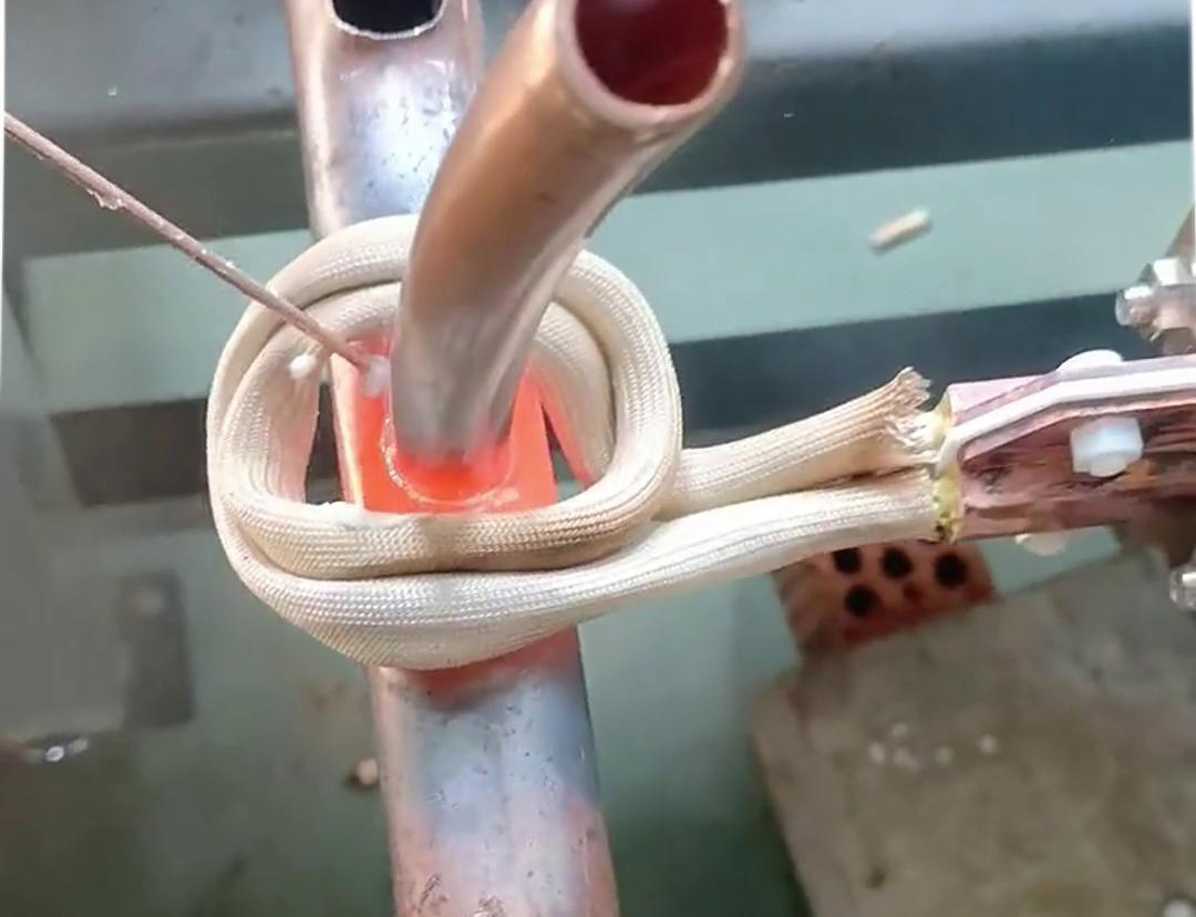 這款手持式高頻焊機就不一樣了，它焊接銅管操作簡單，新手幾分鐘就能學會