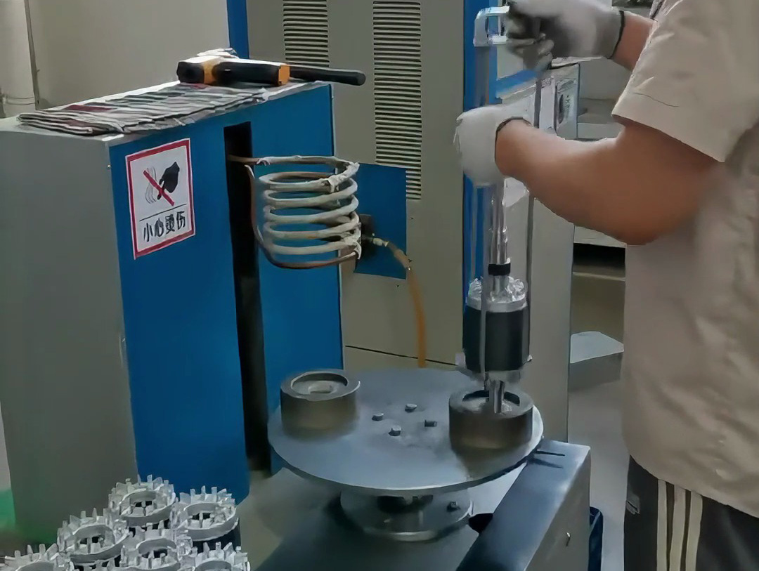 用中頻感應加熱設備，將轉子軸芯加熱至200°C后裝入定子