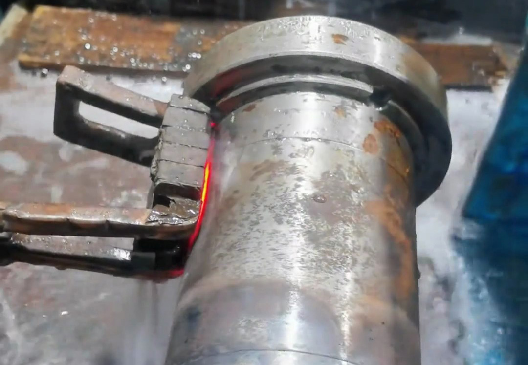 金屬在高溫下瞬間冷卻會發生什么？電機軸工業高頻淬火實拍