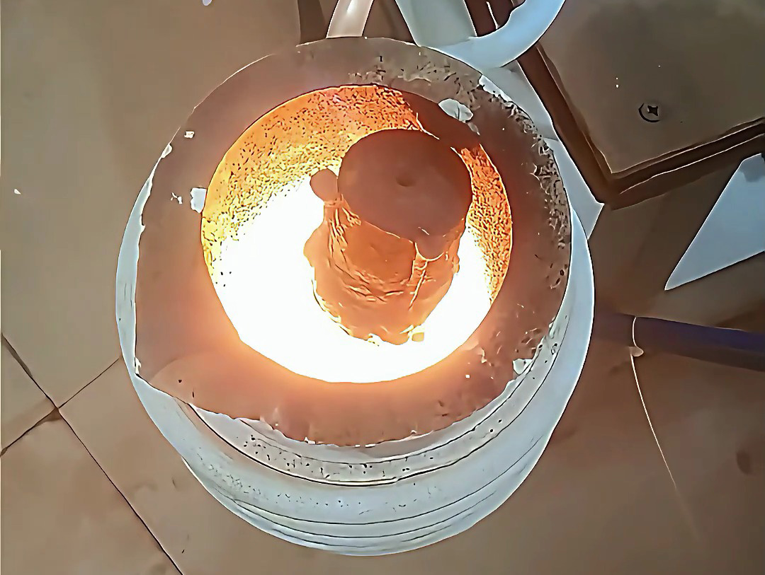 1公斤小型金屬熔煉爐，只要220V電壓即可使用