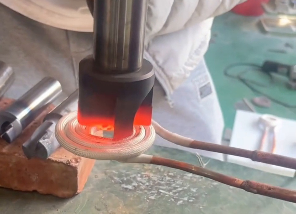 揭秘小型高頻加熱機的神奇操作!鉆頭合金熱取速度超乎想象!