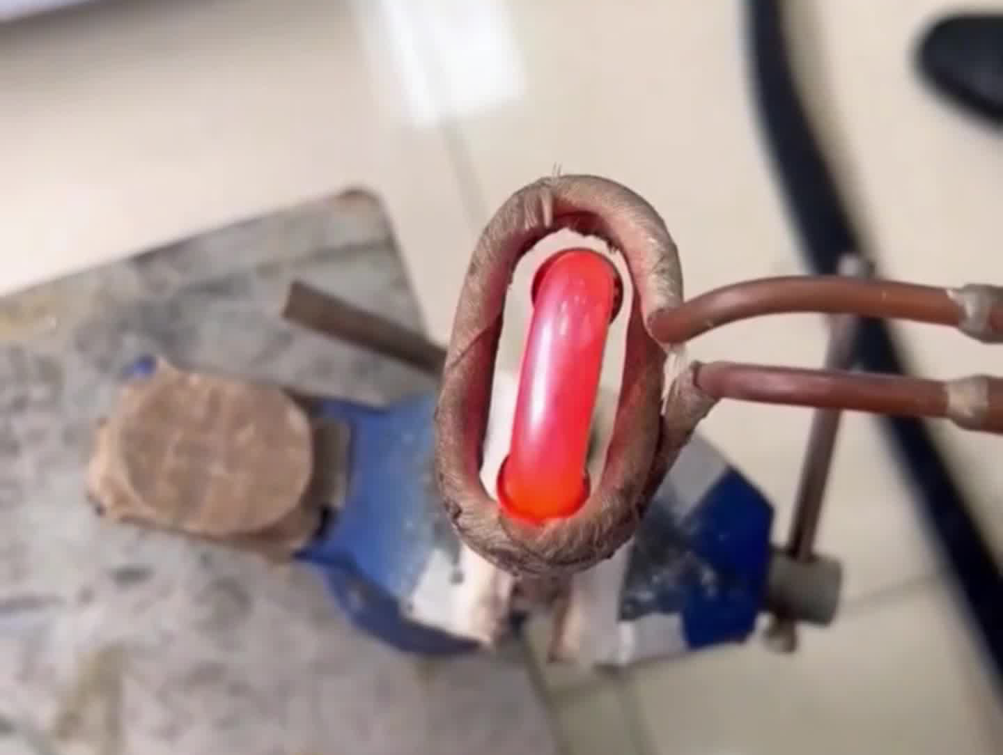 通電即用的智能手持式高頻焊接機(jī)，冷凝器銅管焊接全過程展示！