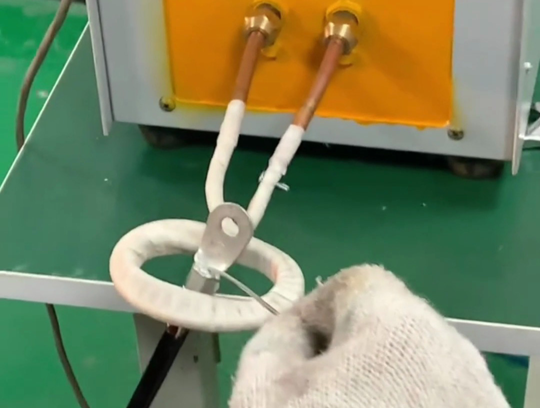 高頻感應(yīng)加熱設(shè)備助力線束端子焊接工藝升級(jí)！高精度高效率，工作質(zhì)量有保障