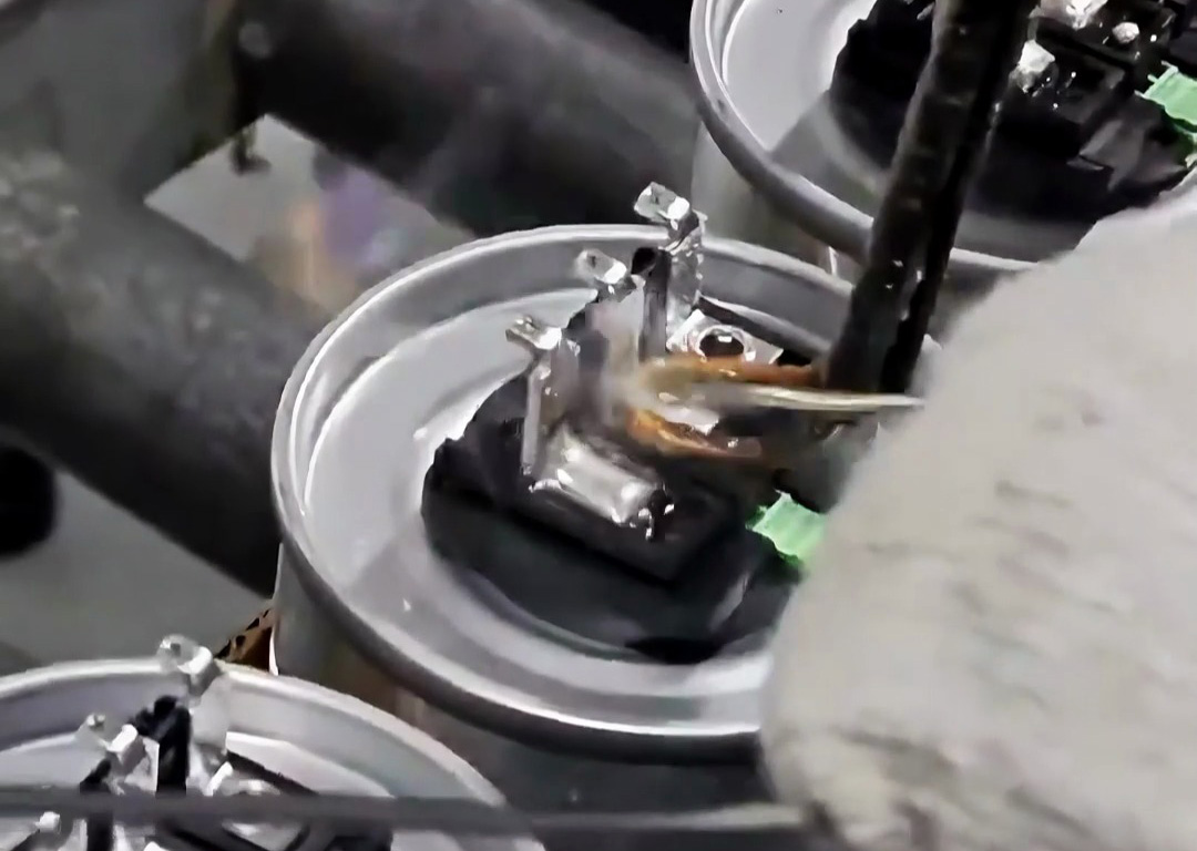 無虛焊、不連錫！焊錫填充的完美操作，這就是手持式高頻焊機(jī)