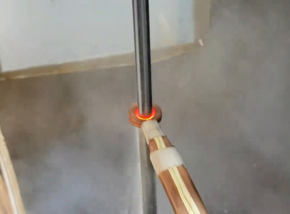 16毫米光軸精細(xì)處理！數(shù)控高頻淬火機(jī)床高效精準(zhǔn)展示